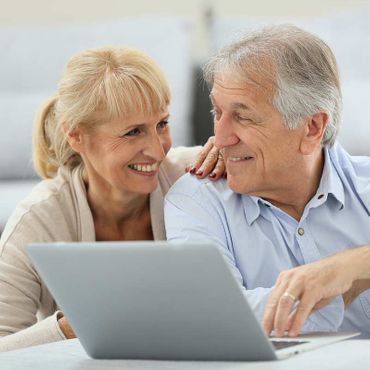 Älteres Paar mit Laptop